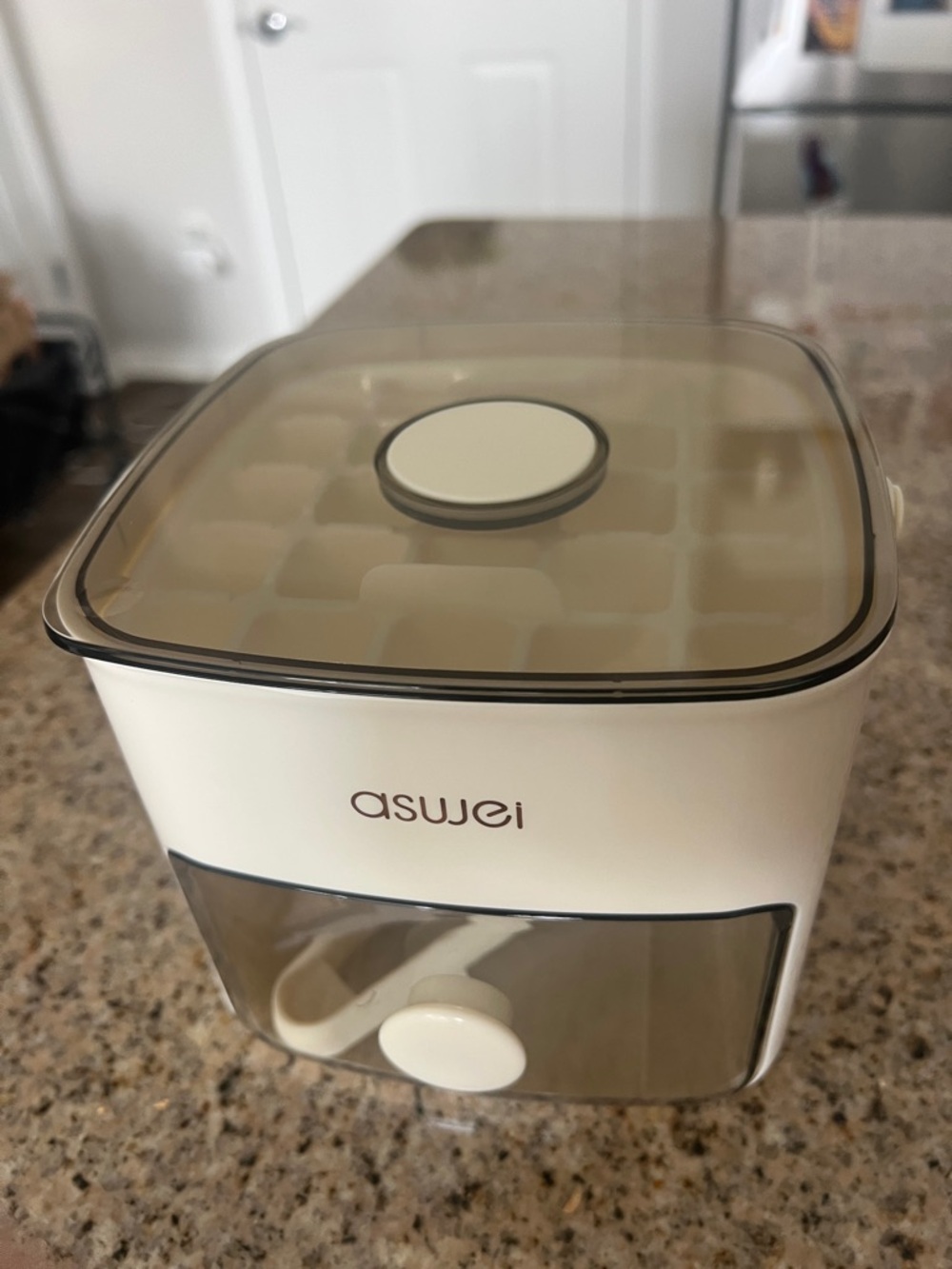Asujei White Ice Cube Maker with Clear Lid